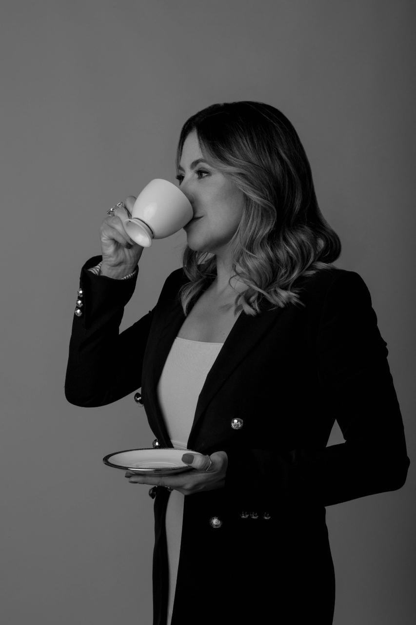 Jussane tomando café